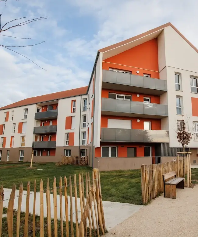 Homme dans un hamac levant le pouce en l'air