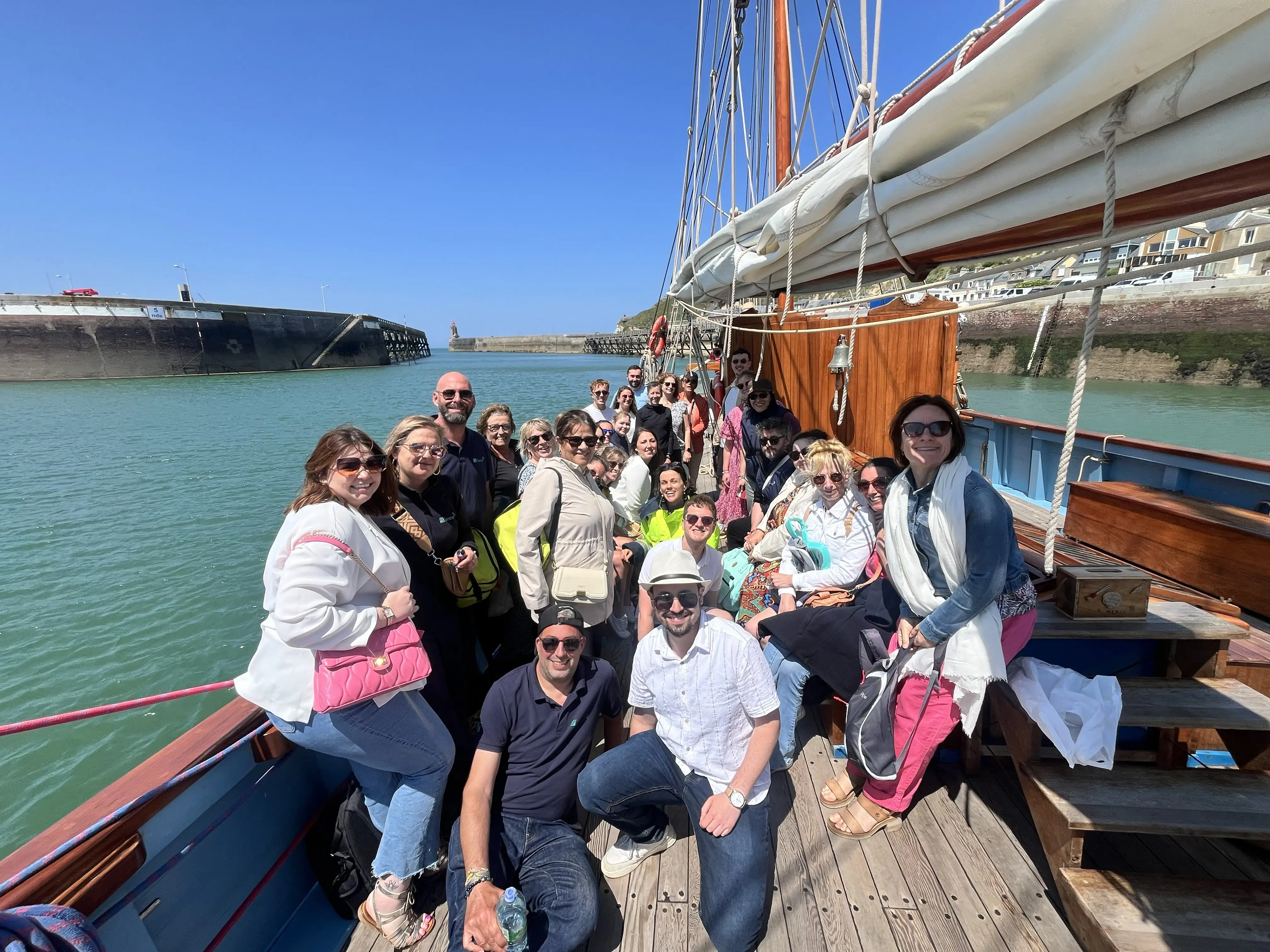 Groupe d'employés sur un bateau