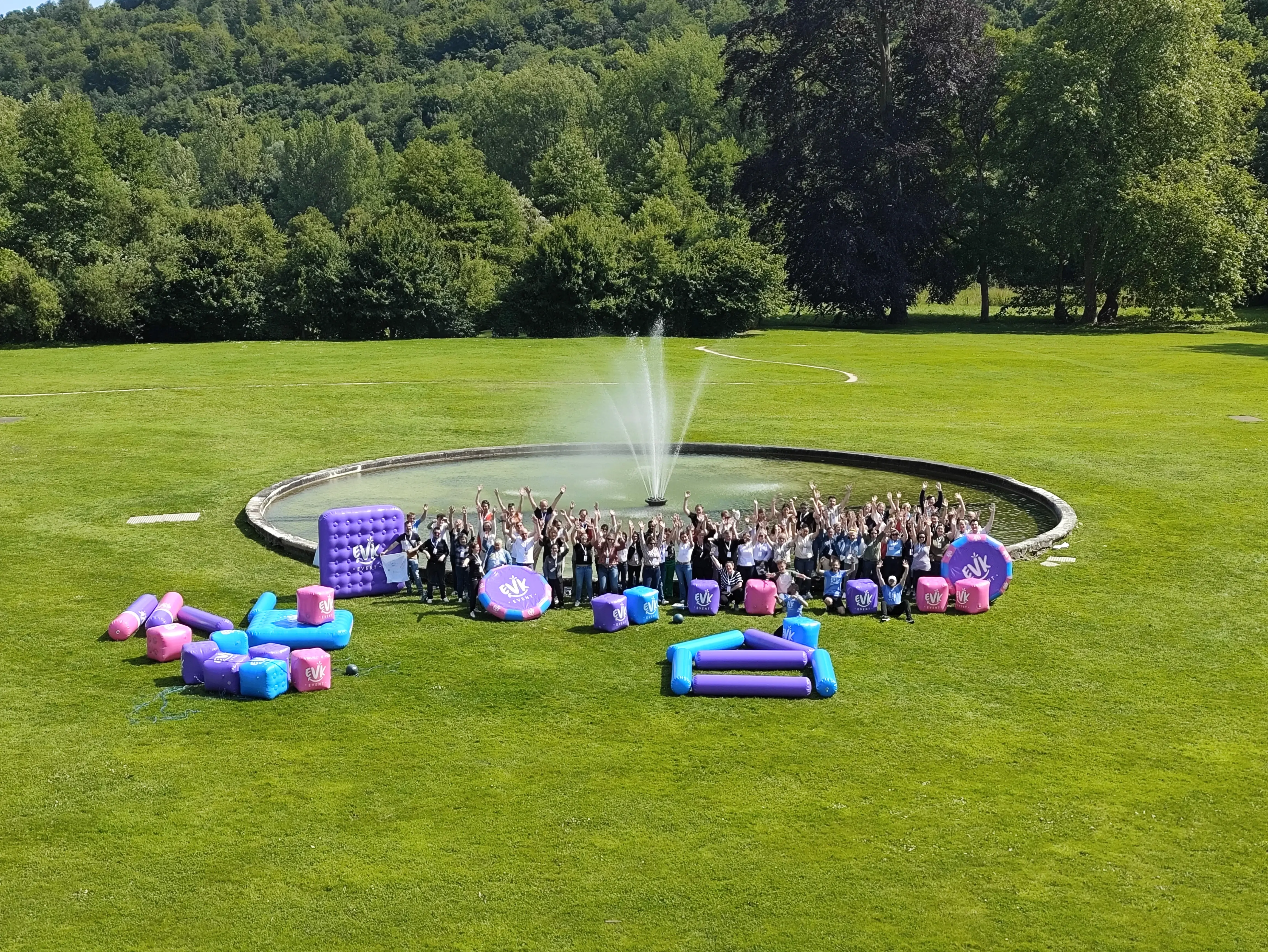 Groupe d'emplyés autour d'une fontaine à eau