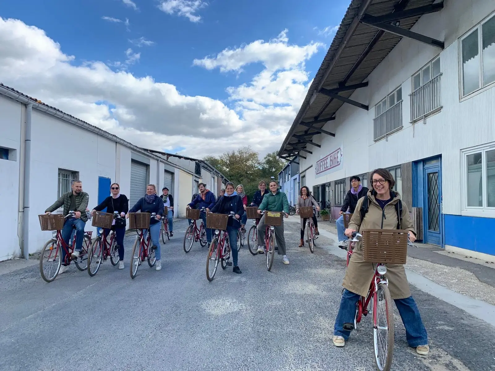 Groupe d'employés sur leur vélo dans la rue