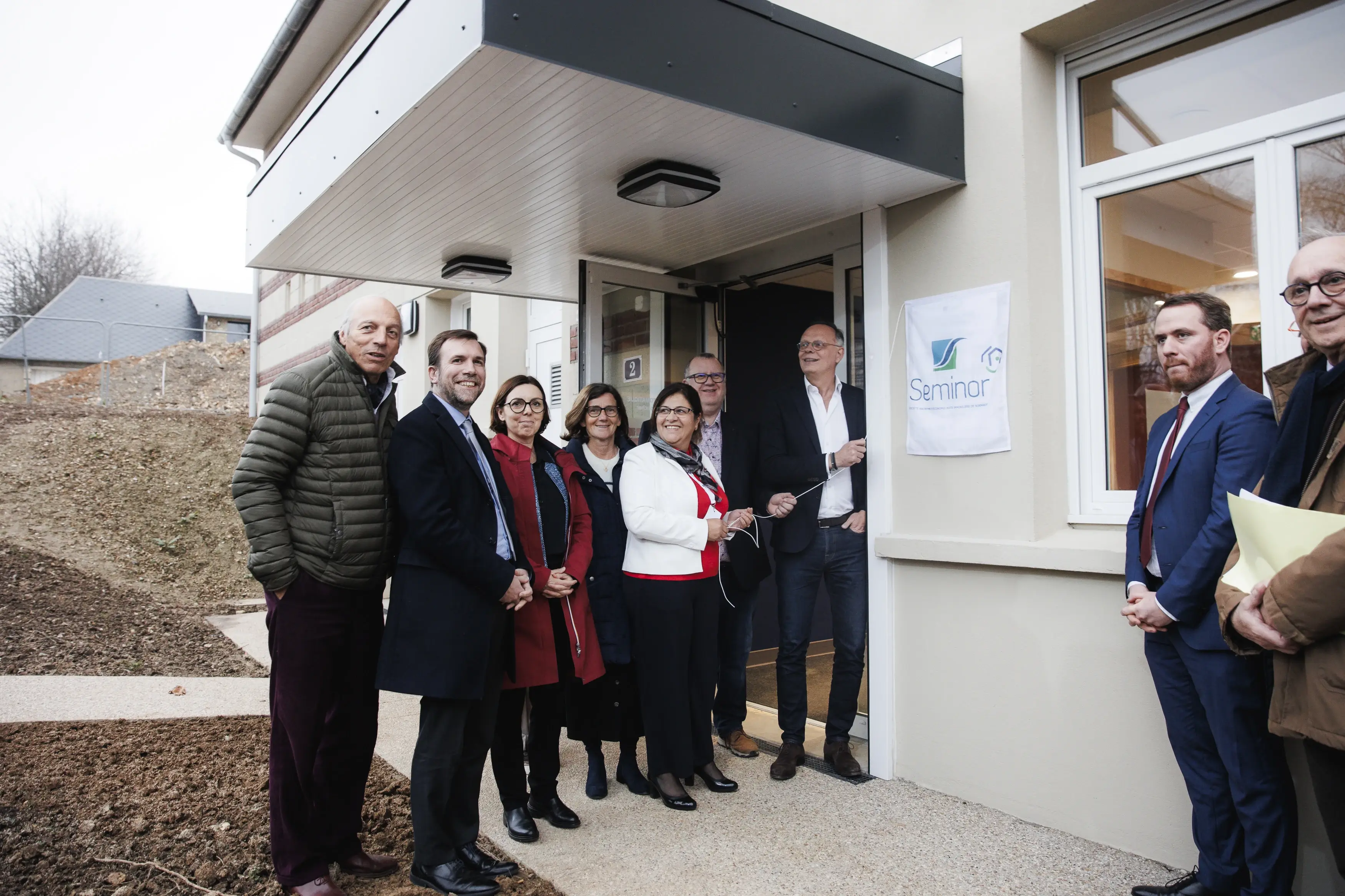 Groupe de personne devant un nouveau bâtiment de Seminor lors d'une inauguration