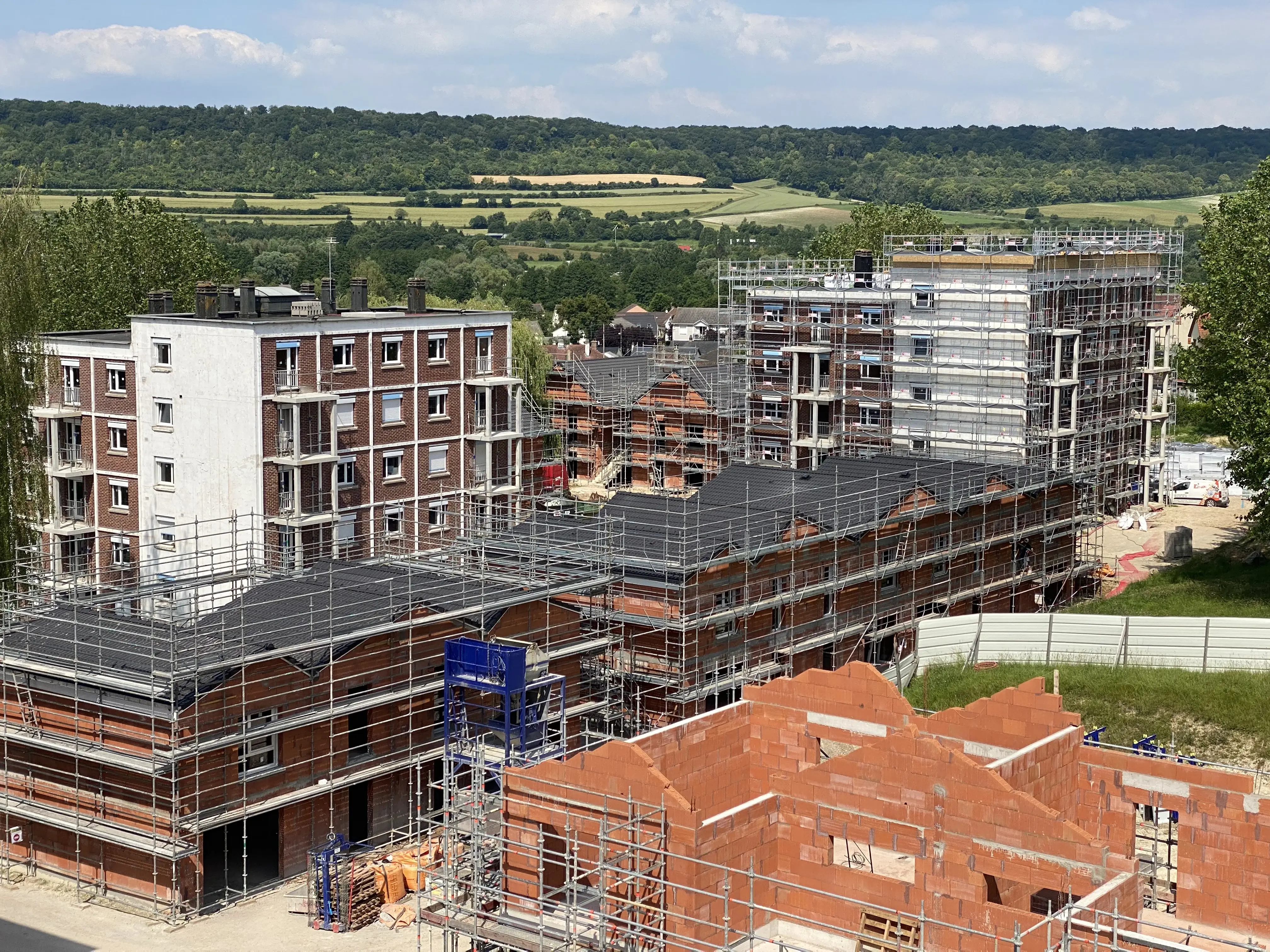 Vue drone, immeuble en cours de construction avec échaffaudages