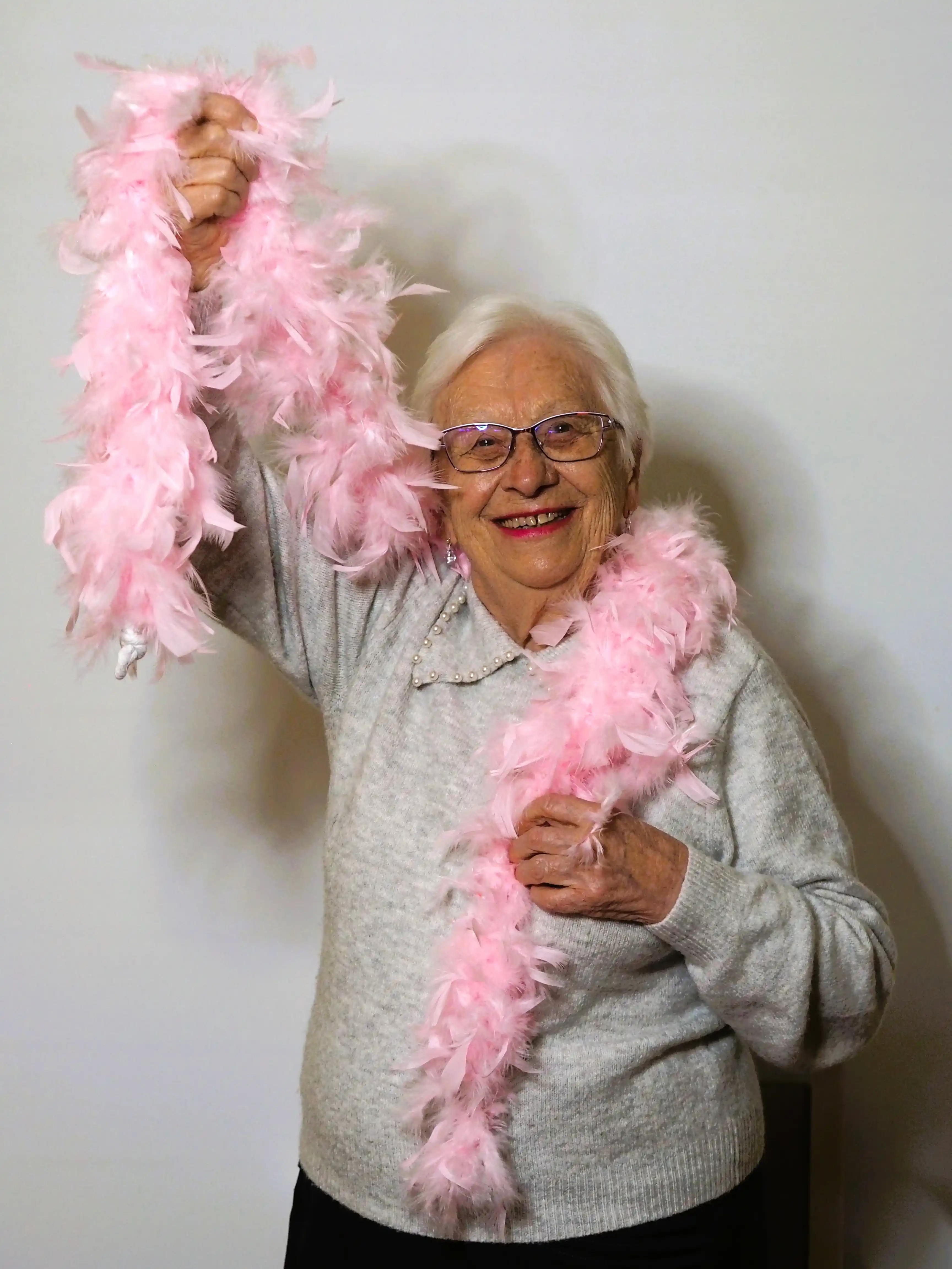 Dame avec un foulard rose autour du coup