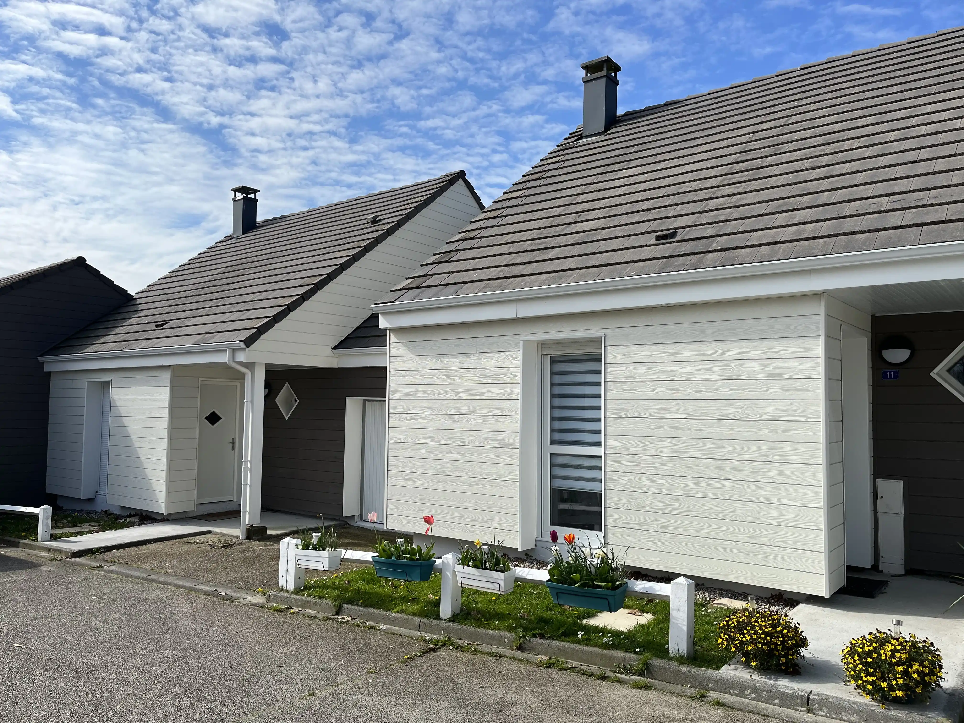 Entrée de deux maisons avec des fleurs