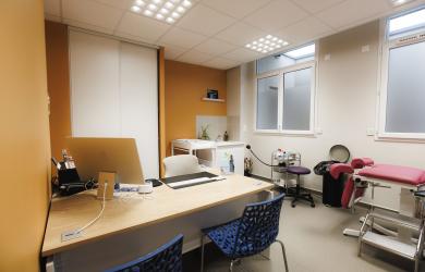 salle de médecine avec bureau et matériel médical