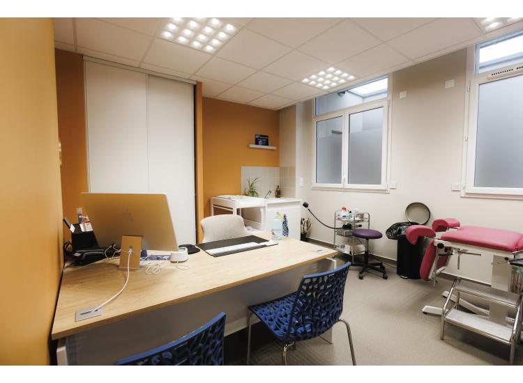 salle de médecine avec bureau et matériel médical