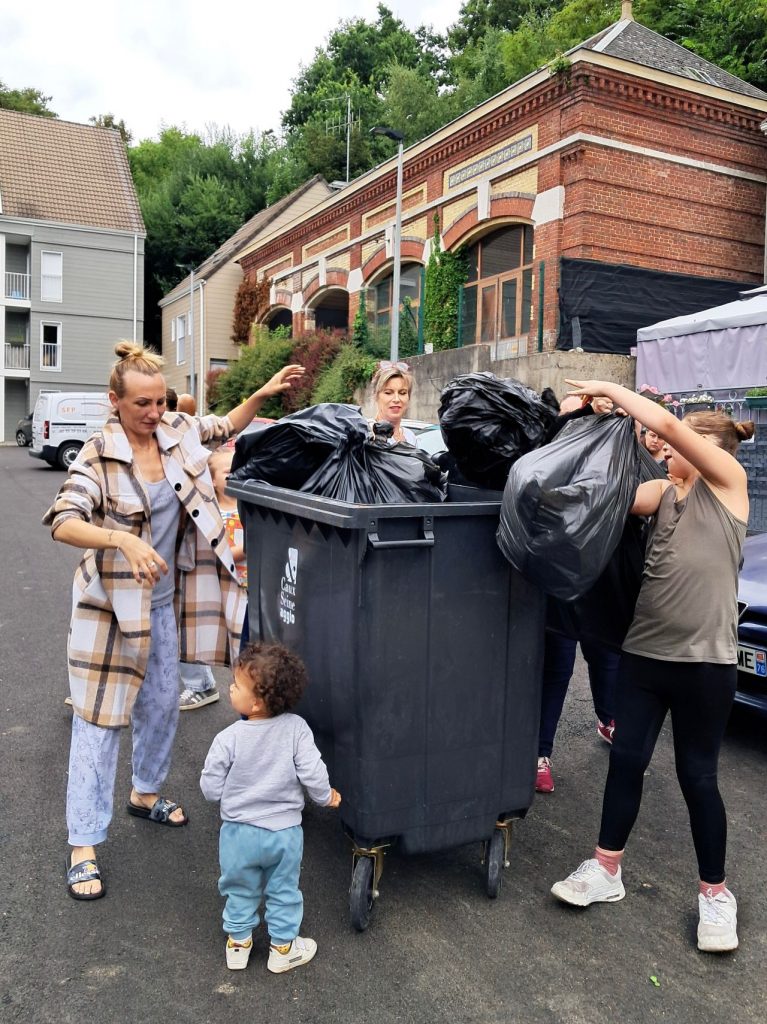 Locataires portant des poubelles